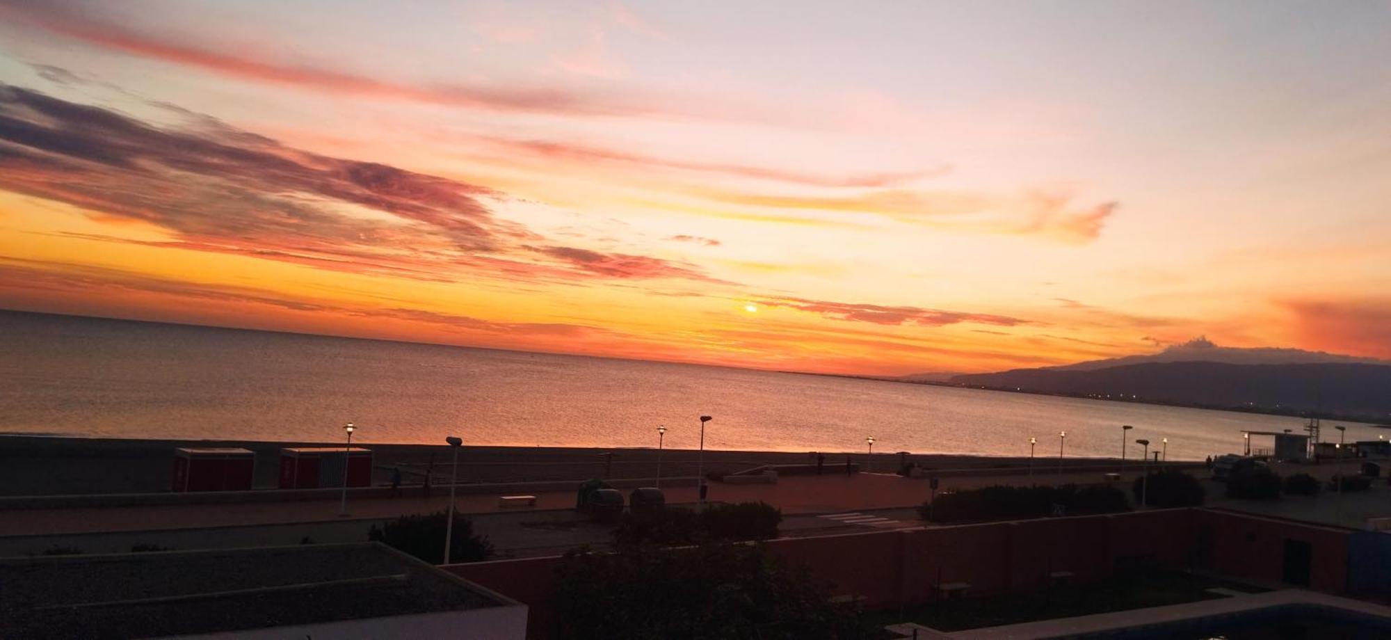 Primera Linea, Magnificas Vistas Al Mar Y A La Playa Retamar (Almeria)